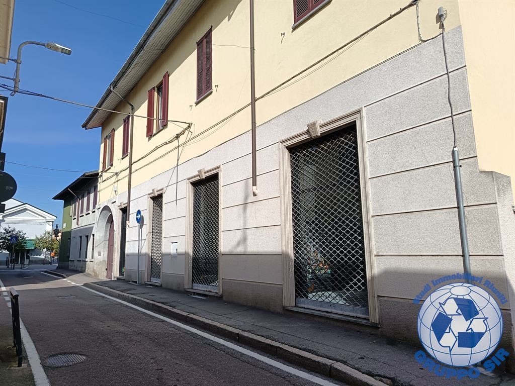 Negozio open space 4 vetrine con servizi