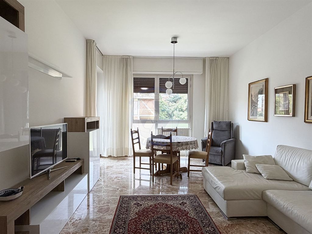 Monza Triante: trilocale arredato con aria condizionata