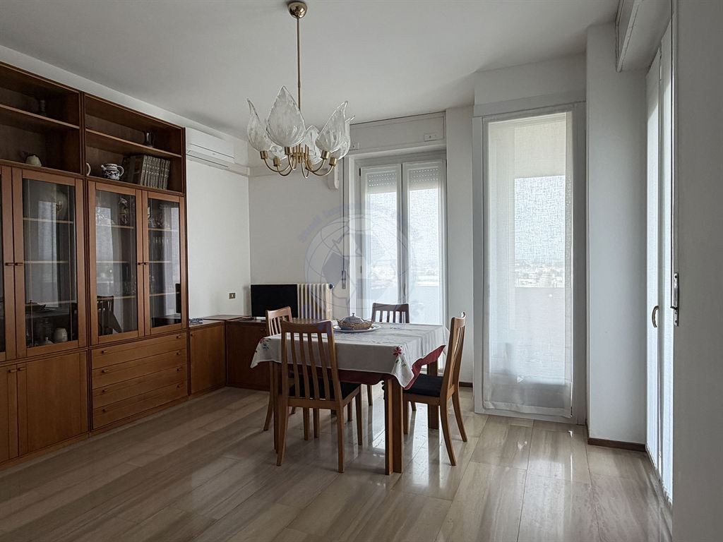 Trilocale panoramico all’8° piano con balcone – zona stazione Desio