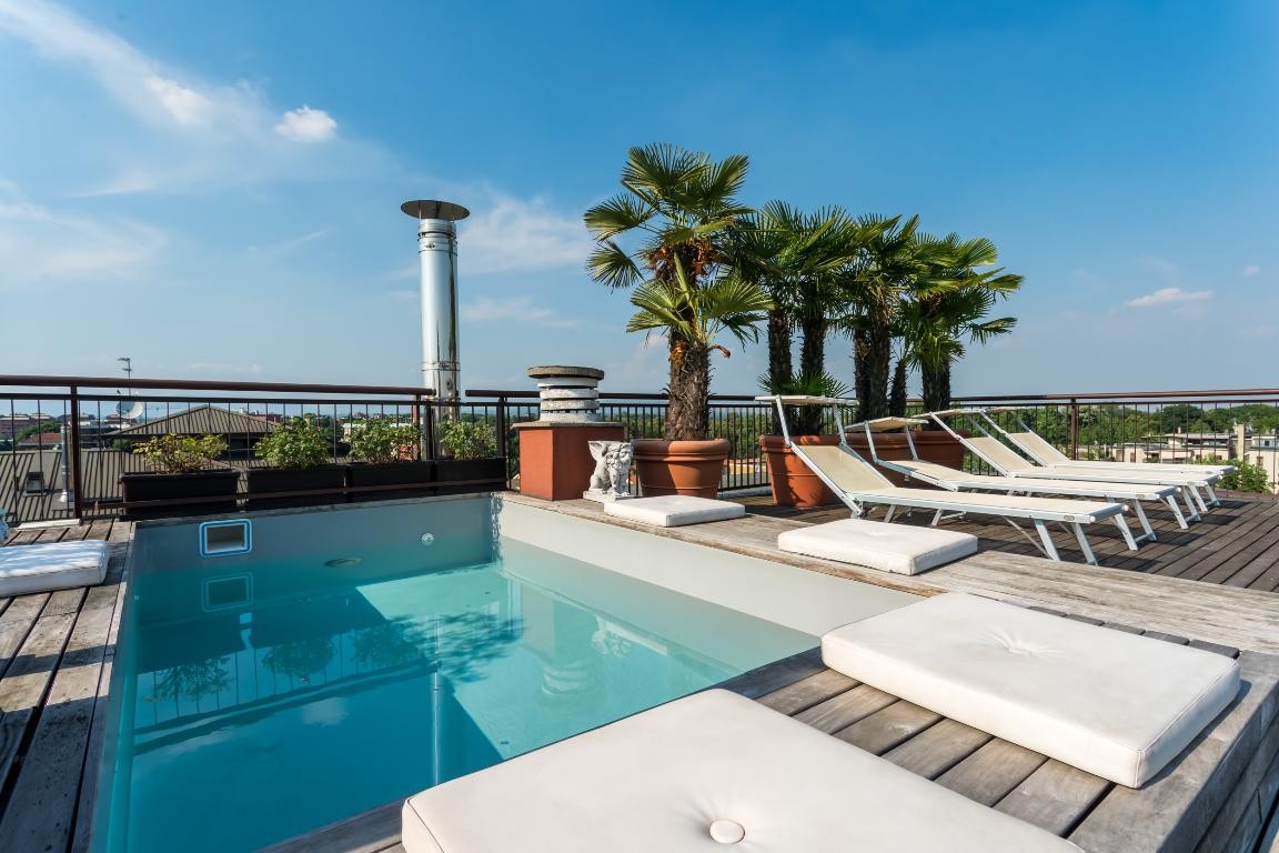 superattico con  terrazzo perimetrale e piscina pensile