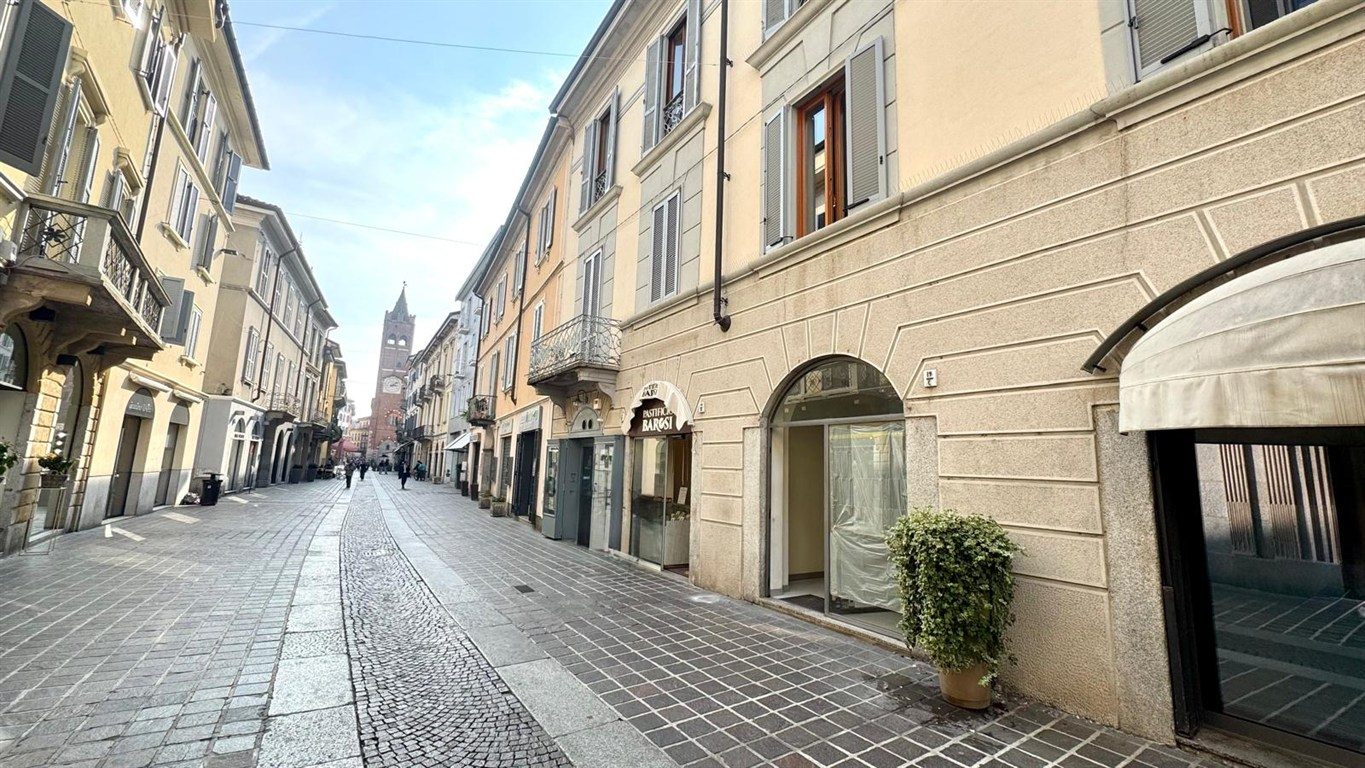 Monza via Carlo Alberto - AFFITTASI NEGOZIO